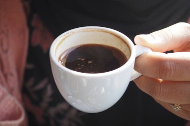 Türk kahve masada .