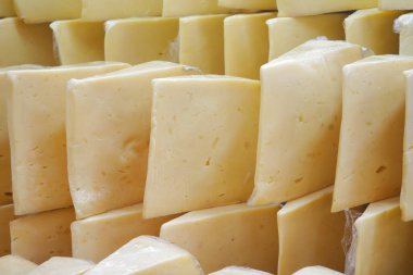 dükkan penceresinde bir sürü peynir türü.