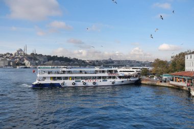 Türkiye İstanbul 18 Temmuz 2023. Boğaz 'da nakliye feribotu. Feribot yolcu taşır..