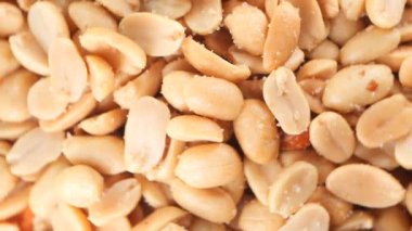 Çeşit çeşit abur cubur ve mutfak kullanımı için mükemmel olan çiğ kabuklu fıstıkların yakın plan görüntüsü.