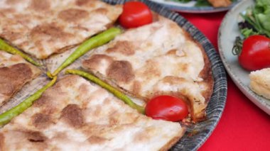 Lezzetli biberle doldurulmuş taze domatesle servis edilen lezzetli ekmeğin tadını çıkarın.