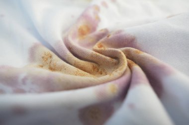 Zarif girdap desenleri ve büyüleyici yumuşak renkleri olan büyüleyici bir kumaş görüntüsü.