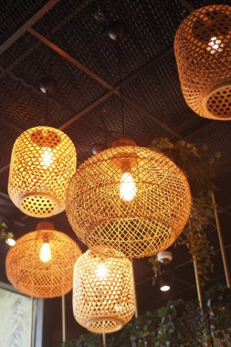 Zarif dokuma kolye ışıkları modern ortamlarda sıcak ve davetkar bir ortam yaratır.