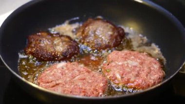 Lezzetli ve lezzetli et köfteleri sıcak yağda pişiyor ve lezzetli bir yemek deneyimi yaratıyor.