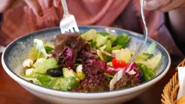 Canlı bir salata taze yapraklı, fındıklı ve lezzetini arttıran canlı soslu.