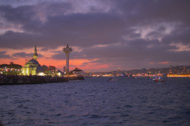 Hindi İstanbul 13 Ocak 2024. Ortakoy Camii ve Boğaz Köprüsü