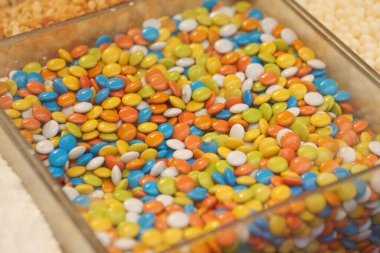 Renkli bir çikolata karışımı çok hoş renklerde sunuluyor.