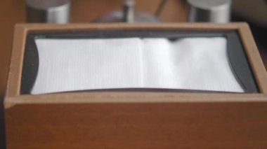  Kağıt mendil kutusundan bir parça mendil çıkar. ,