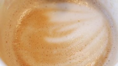 Kahve fincanındaki kağıt bir paketten dökülen şeker. .