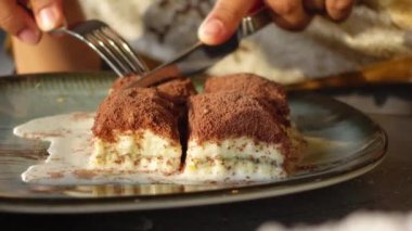  Masanın üzerinde soğuk Türk tatlıları yiyor. .