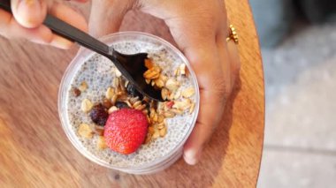 Üstü granola ve taze çilekle kaplı lezzetli chia tohumu pudingi, sağlıklı bir kahvaltı için mükemmel..