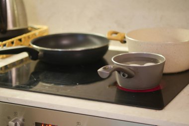 Modern yemek pişirme teknikleri için mükemmel bir indüksiyon sobası seti.