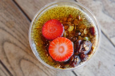 Üstü granola ve taze çilekle kaplı lezzetli chia tohumu pudingi, sağlıklı bir kahvaltı için mükemmel..