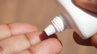 Açık havada güneş kremi kullanarak kişinin elini kapat. ,