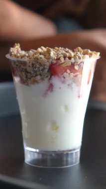 Taze çilek katmanlı ve gevrek taneli lezzetli bir yoğurt.