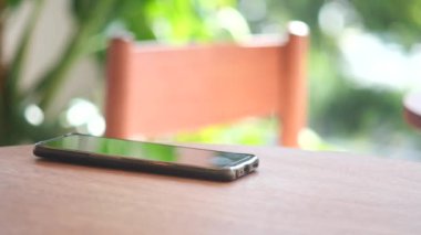 Kafe masasında akıllı telefonu unut, akıllı telefonu kaybet. ,