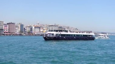 Türkiye İstanbul 18 Temmuz 2023. Boğaz 'da nakliye feribotu. Feribot yolcu taşır..