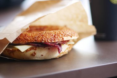 Lezzetli peynirli ve jambonlu susamlı simit. Kahvaltı, öğle yemeği ya da atıştırmalık için mükemmel.