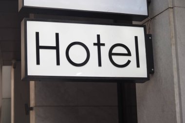 Duvardaki metalik hotel sign.