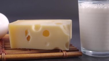 Kremalı peynir bloğu, taze organik süt ve kırsal bir zeminde sağlıklı bir yumurta.