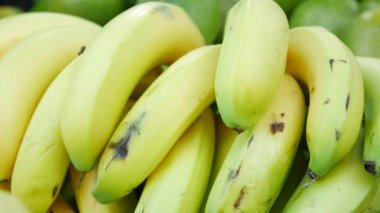 Canlı ve cezbedici bir demet olgun sarı muz, tüketime ve zevke tamamen hazır.