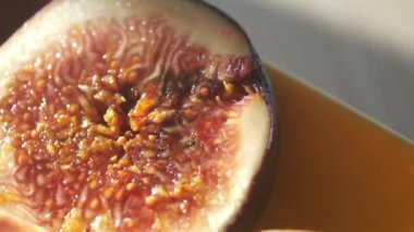 Beyaz arka planda tahtadan yapılmış incir., .