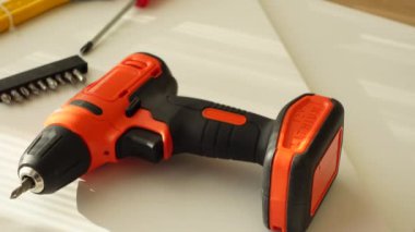 Yaratıcılık için güneşli ahşap zeminde canlı bir DIY araç ve malzeme koleksiyonu