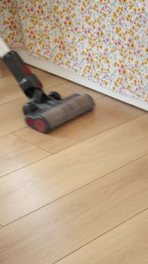 Elektrik süpürgesiyle yer tozunu temizlemek