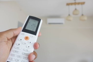 Uzaktan kumandalı bir adamın elini tut.