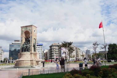 Türkiye İstanbul 12 Mayıs 2023. Taksim Meydanı ve Taksim Mousque arka planda.