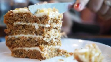 Kafede karamel yerken çatal kullanın. .