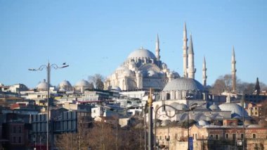 İstanbul 'un görkemli bir silueti, büyük bir cami ve geleneksel mimarinin yer aldığı.