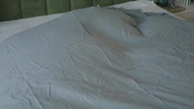 Genç kadınlar yatak odasında yatıyorlar.