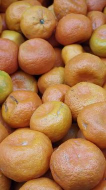 Dükkanda sergilenen siyah çikolata şekeri ,