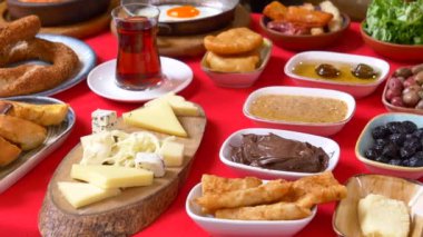 Canlı bir dizi geleneksel lezzetli yemek ve lezzetli atıştırmalıklar ustalıkla hazırlandı.