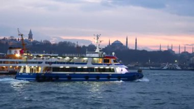 İstanbul 'un çarpıcı siluetinin çerçevelediği feribot Boğaz' da zarifçe süzülüyor