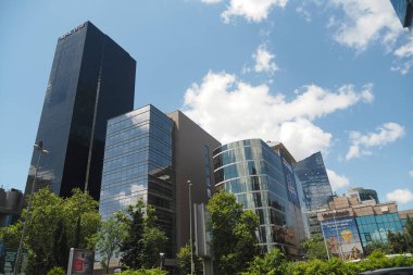 İstanbul finans bankasının mavi gökyüzüne düşük açılı görüntüsü .