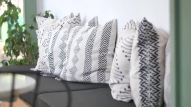 Modern bir kanepeye güzel desenli yastıklar yerleştirilmiş şık ve şık bir düzen.