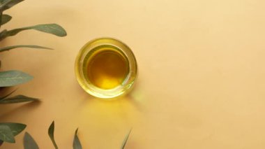  Bir kavanoz zeytinyağı ve taze zeytin. 