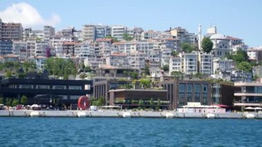 Türkiye istanbul 19 Haziran 2023. Galataport İstanbul. Yürüyen insanlarla Galataport manzarası.