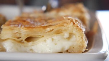 Geleneksel Türk Mutfağı Pastaları tabakta borek ,