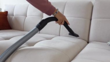  Kadınlar el temizleme koltuğunu çamaşır yıkama temizleyicisiyle temizler..