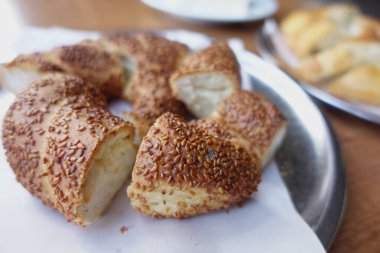 Türk Çöreği Simit masada ,