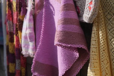 Canlı el yapımı tekstil ürünleri karmaşık tasarımlar ve çeşitli parlak renkler sergiliyor.