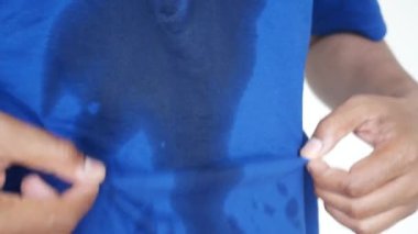  Erkek elleri gömleğinin üstüne su dökülmüş..