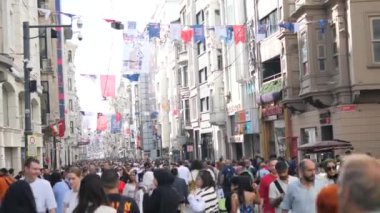 Hindi İstanbul 19 Haziran 2023. İstanbul, Taksim 'de İstiklal Caddesi kalabalıklaştı