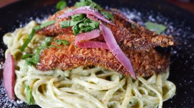 Lezzetli bir yemek için kızarmış tavuk, yeşillik ve sebze turşulu kremalı makarna.