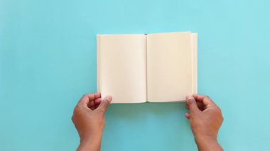 Günlüğün çağrı cihazını çeviren bir adamın el görüntüsü. ,