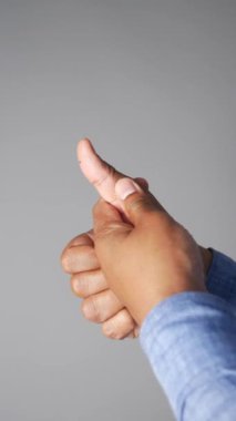 Parmak ağrısı çeken bir adam..