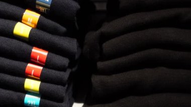  kumaşların üzerinde farklı boyutlarda kıyafet etiketi ,